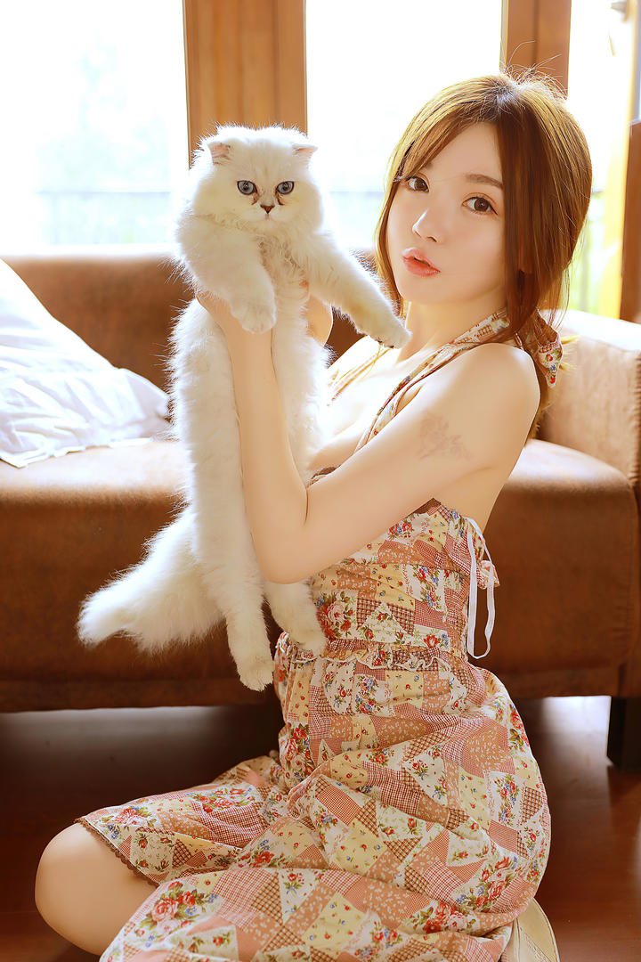 抱着猫的漂亮美女糯美子清纯美女网红写真图片