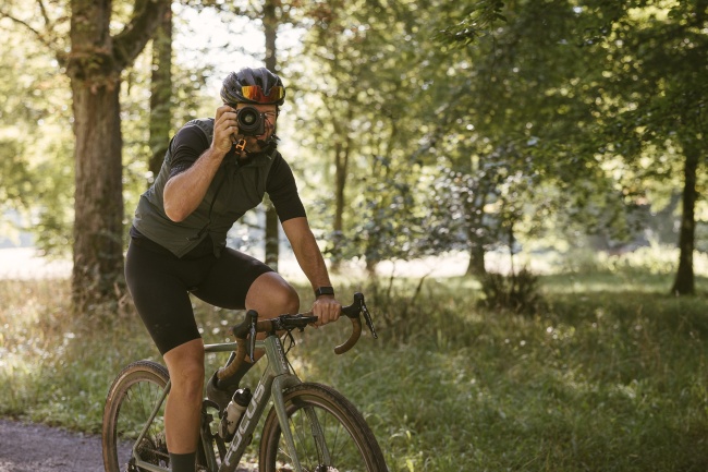 树林骑行摄影帅哥图片