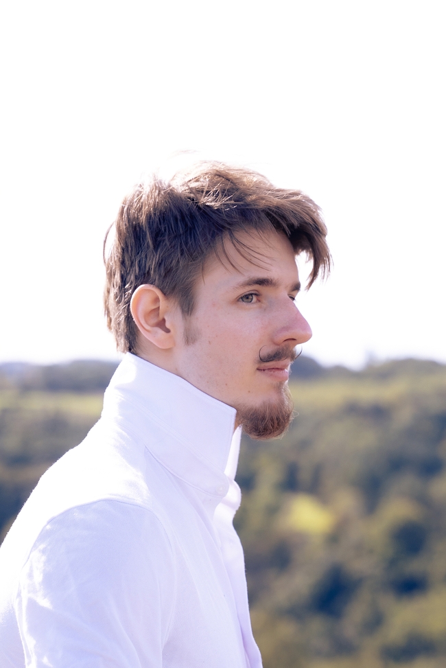 欧美鹰钩鼻白衬衫侧颜帅哥图片