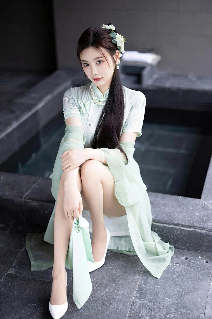 一身青色古装的极品气质美女模特杨晨晨艺术写真图片