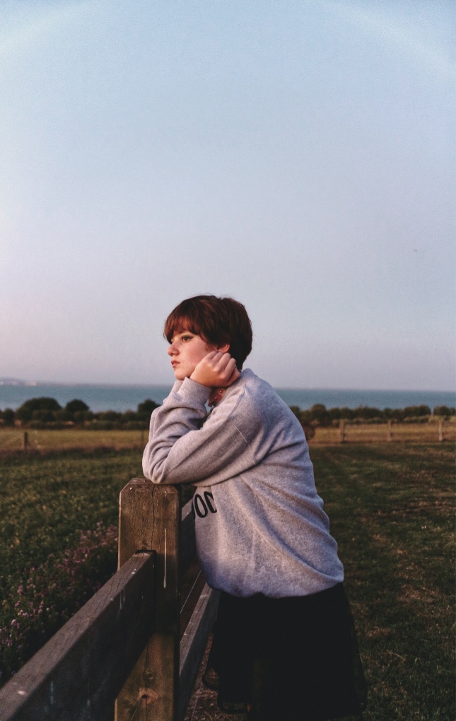 户外短发美女写真图片