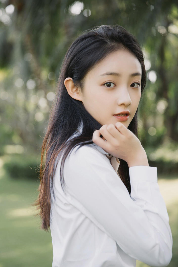 美女明星吴佳怡白色衬衣户外唯美写真图片