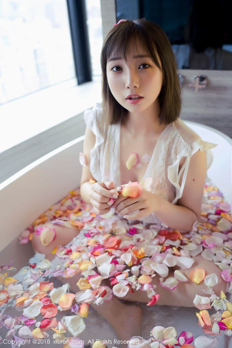 秀人网短发百变大美女枝恩白色深V浴衣玫瑰花瓣浴首套写真