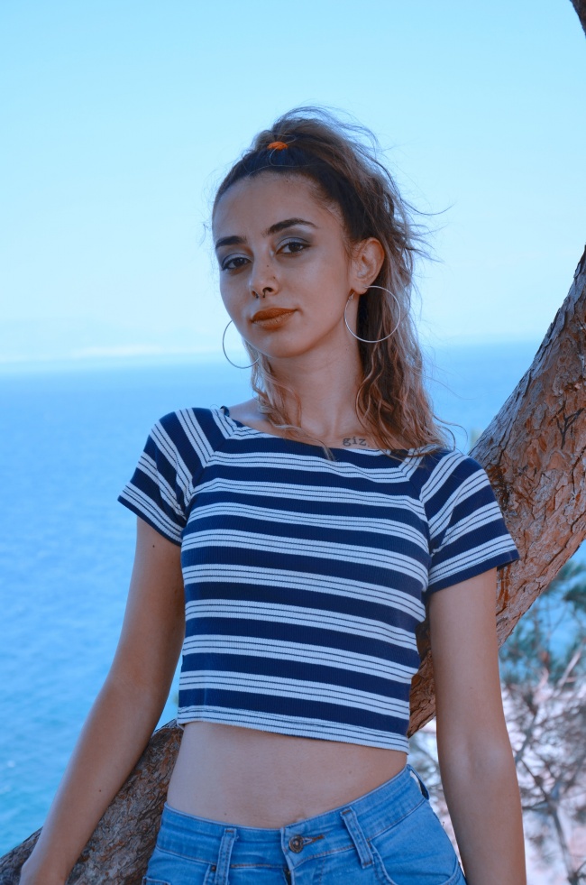 条纹肚脐装美女写真图片