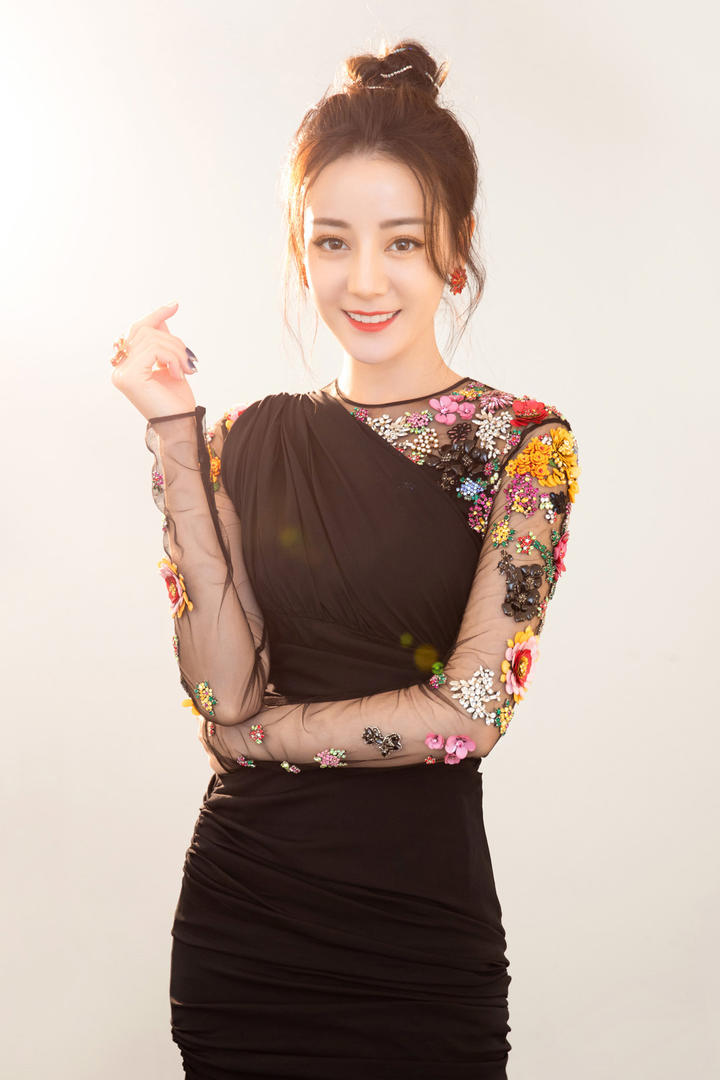 扎着丸子头的美女明星迪丽热巴