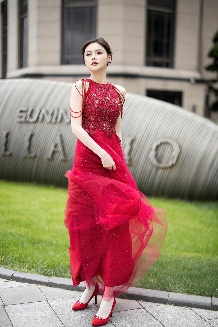 风中起舞的红色长裙极品美女小夕高清写真图片