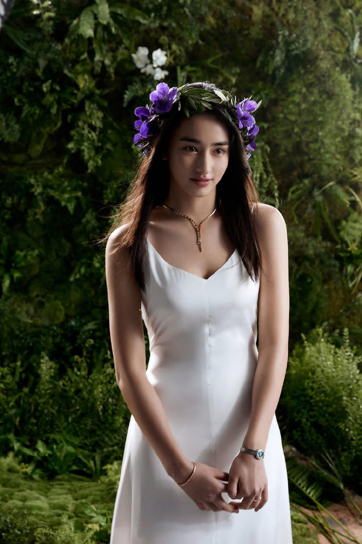 戴着花环的美女明星李宛妲图片