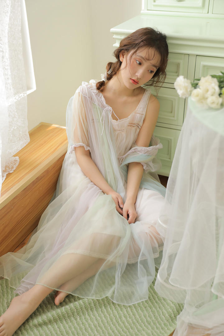 穿着纱裙的清纯美女摄影写真