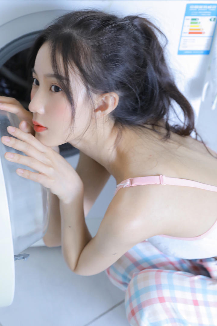 蹲在地上的高清清纯美女图片