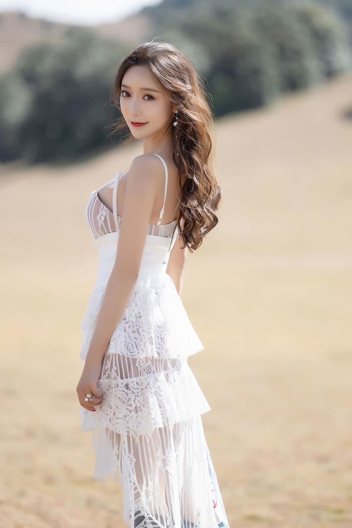 穿透明长裙的气质美女模特王馨瑶户外写真壁纸图片
