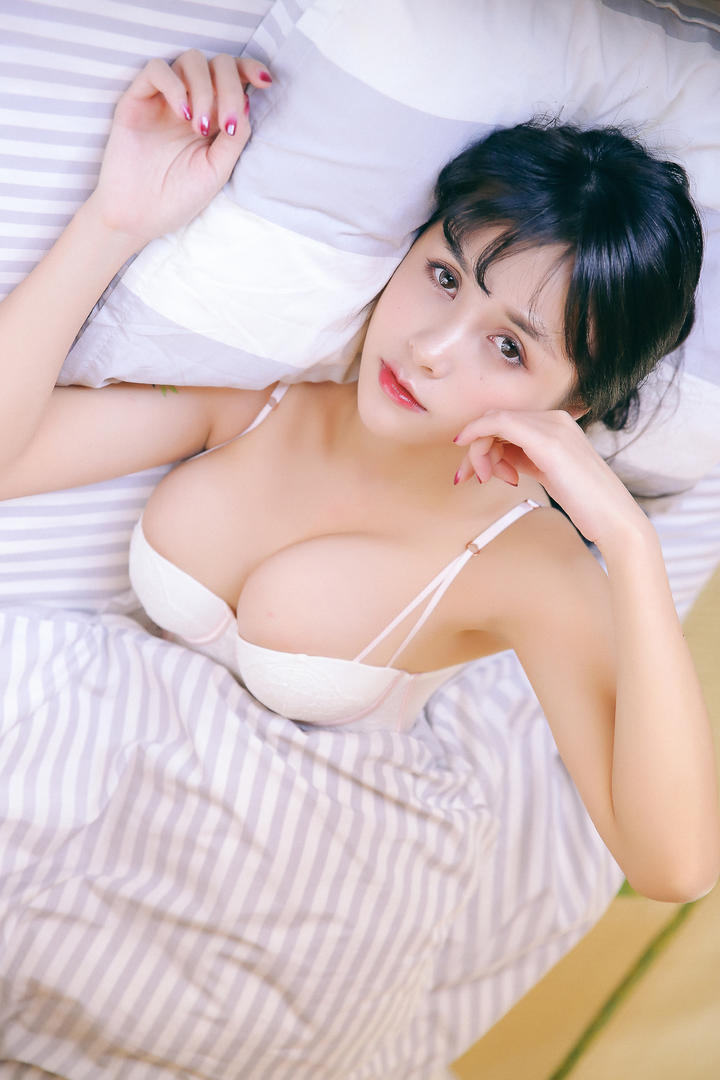 躺在被子里的性感美女写真