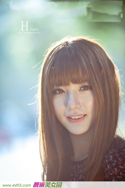 街拍清纯美女漫步在街道上