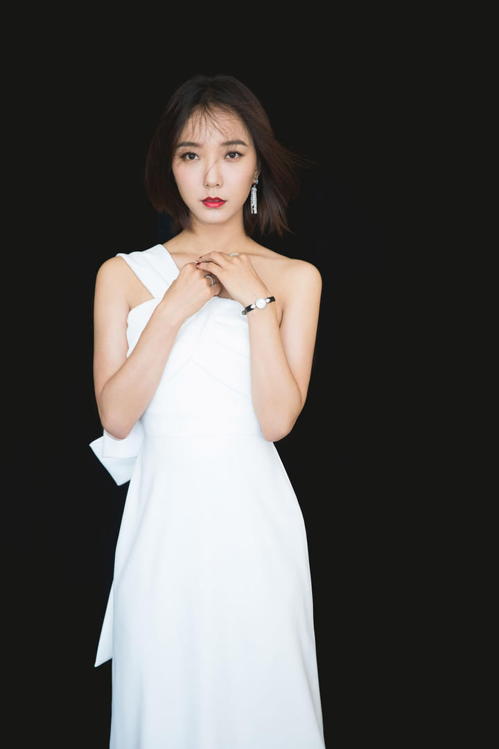 一身琉璃白长裙美女王珞丹个人艺术照