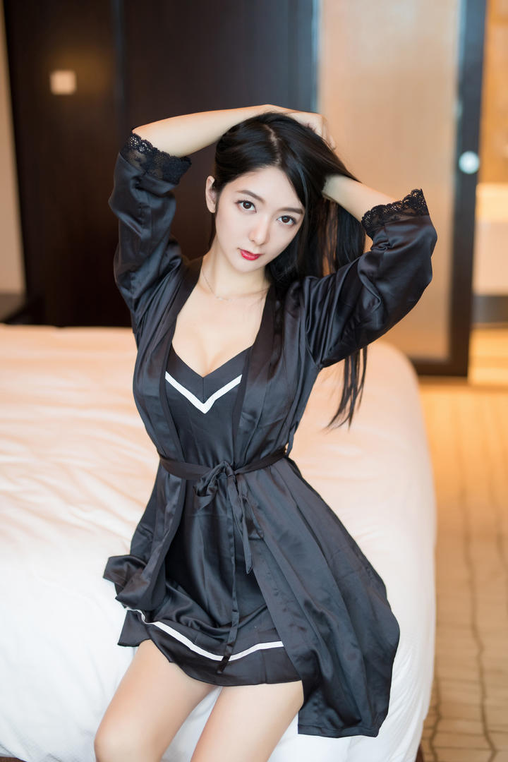坐在床边的极品性感女神高清图片