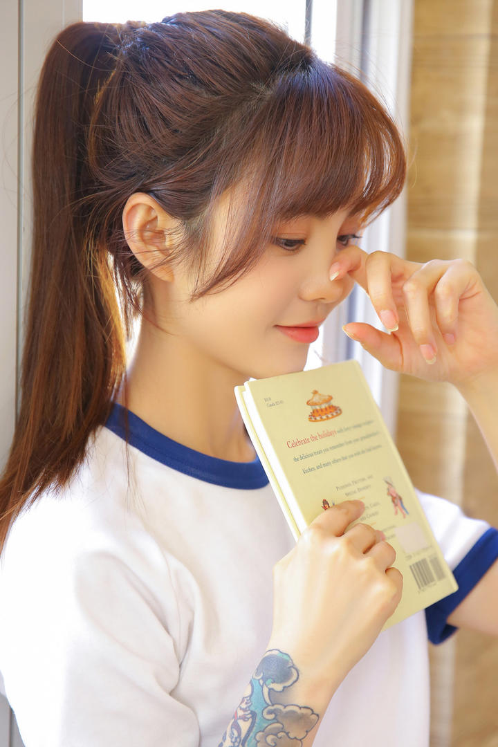 扎着马尾辫的清纯美女校花图片，