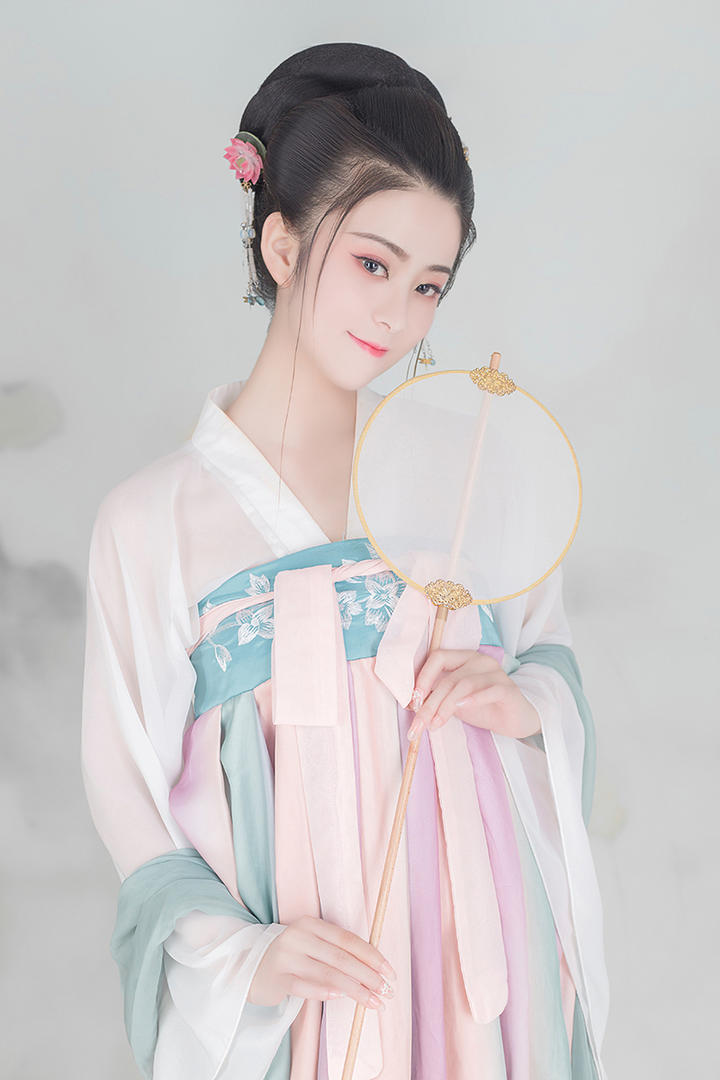 拿着扇子的唯美古装美女写真图片