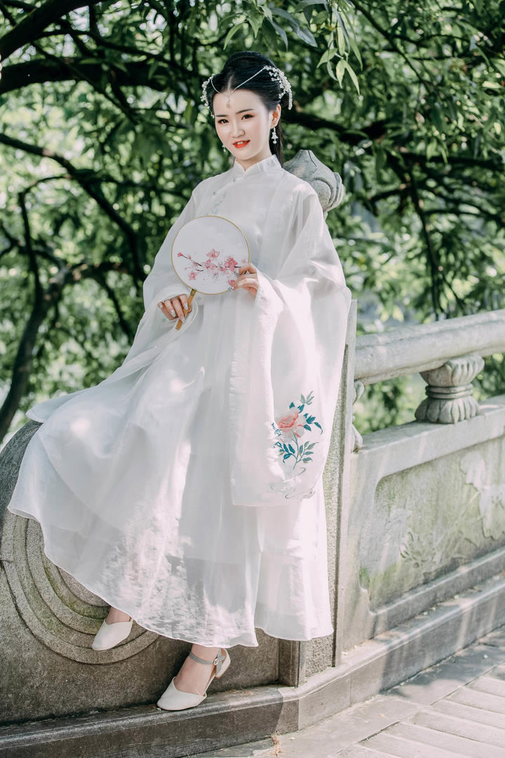 白裙飘飘的高清古装美女艺术写真图片