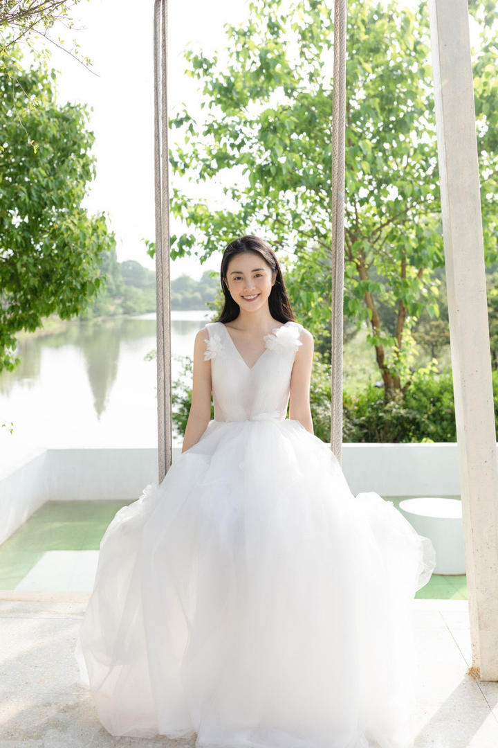 坐在秋千上的中国女明星章乐韵婚纱摄影写真集