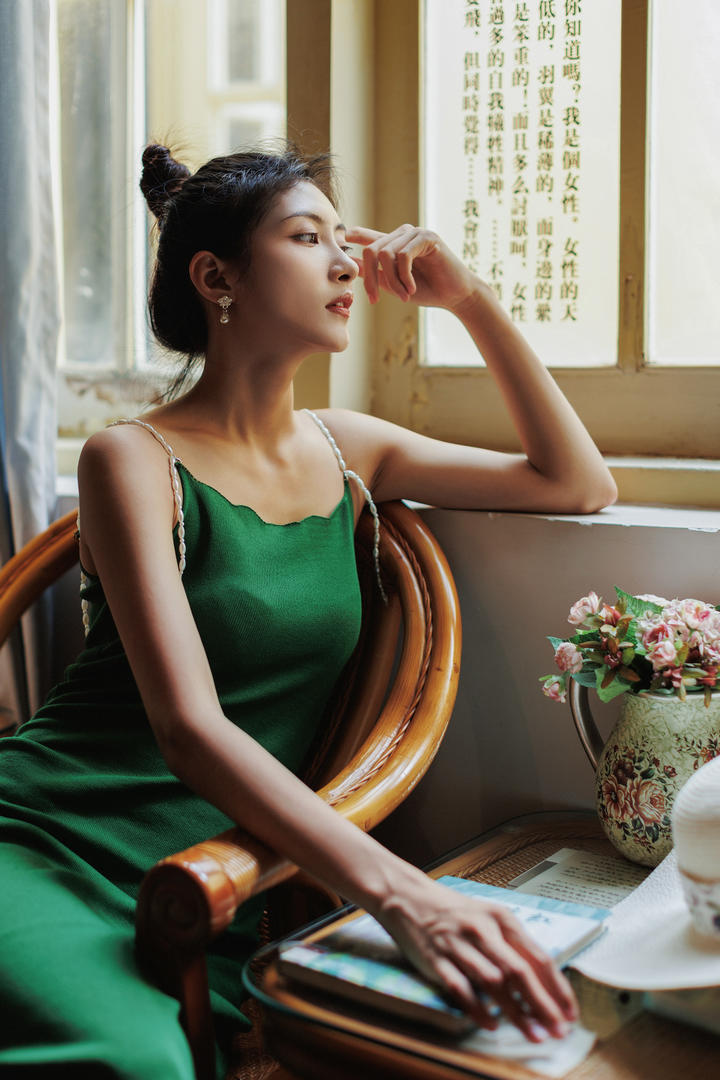 扎着丸子头的绿色裙子清纯美女图片
