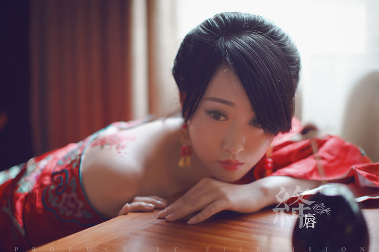 半露香肩诱惑的旗袍少女