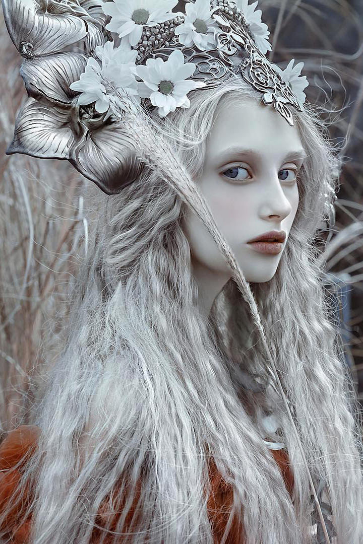 戴着头冠的银发美女艺术写真图片