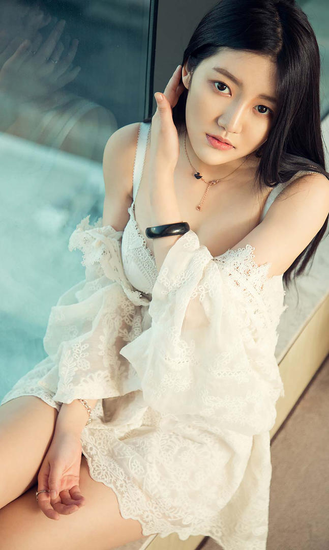 穿着蕾丝超短裙的高清国内性感美女模特图片
