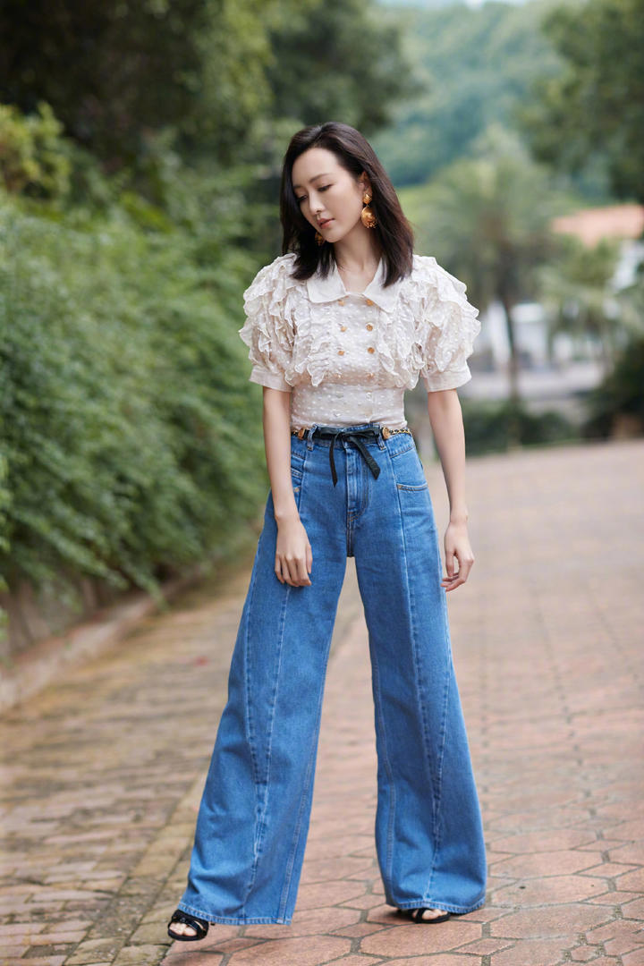 街拍穿着喇叭裤的中国美女明星王鸥图片