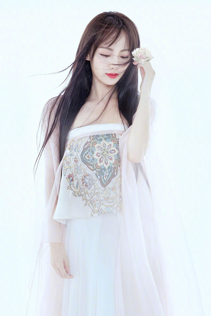 穿着轻薄古装的美女明星张嘉倪图片
