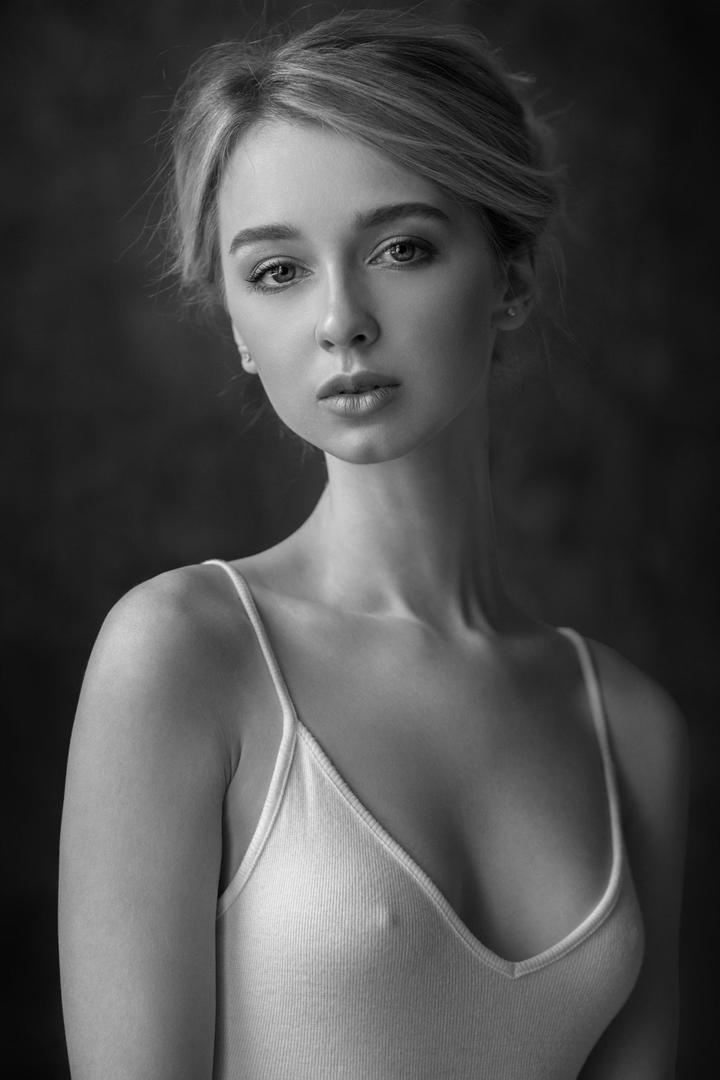 欧美美女半身艺术照图片