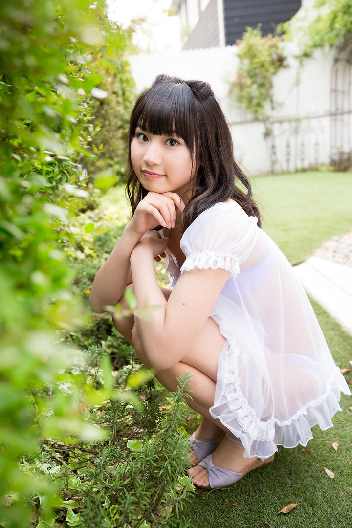 蹲在地上的日本超高清性感美女写真图片