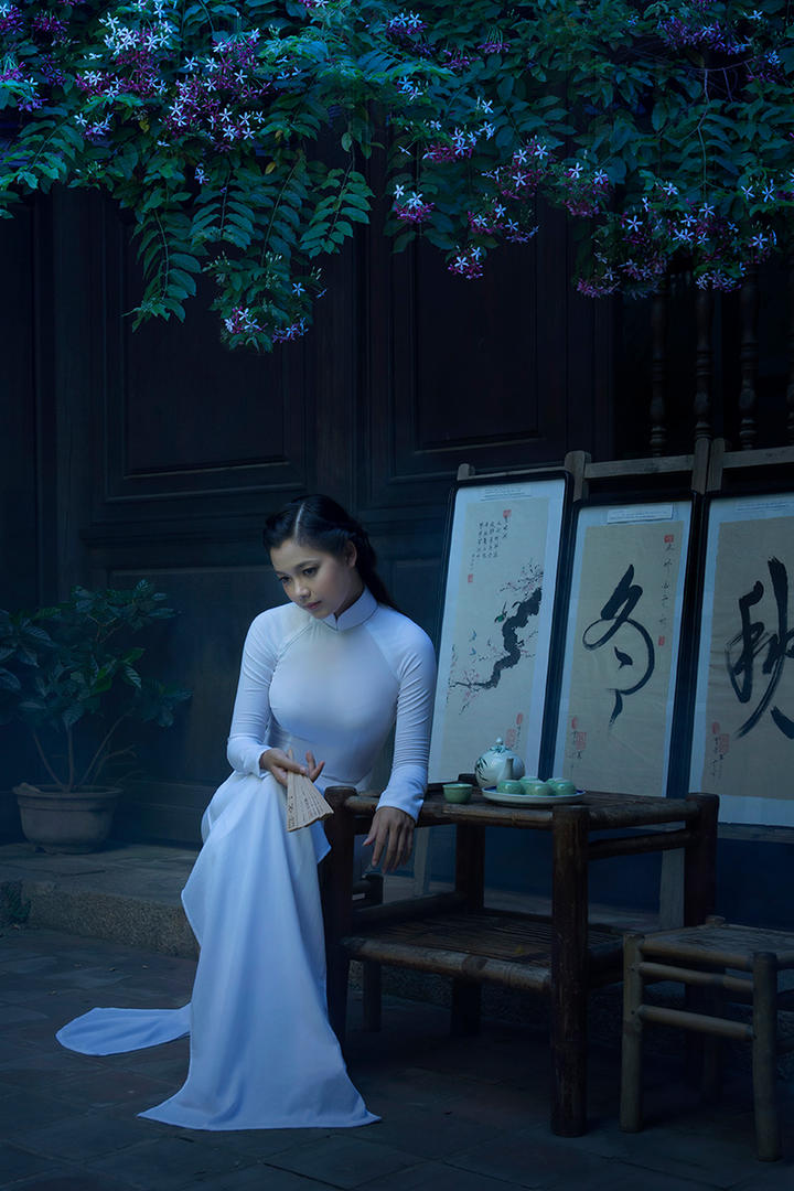 手拿扇子的古典美人图片