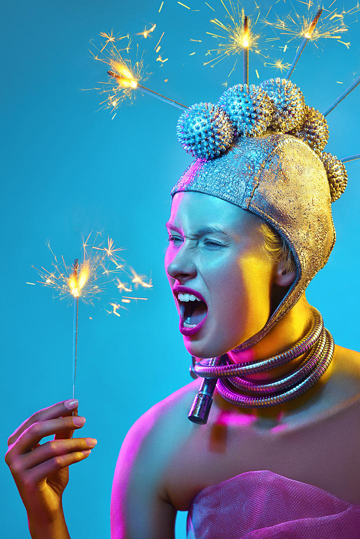 拿着烟花的欧美人像艺术写真