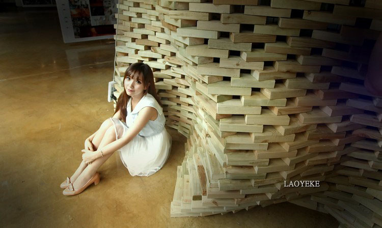 红唇诱人的木材姑娘