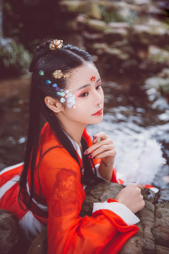 趴在石头上的超清红衣古装美女图片