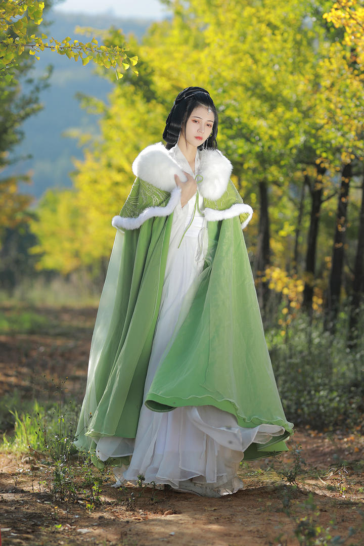 华丽高贵的古装气质美女户外艺术摄影写真图片