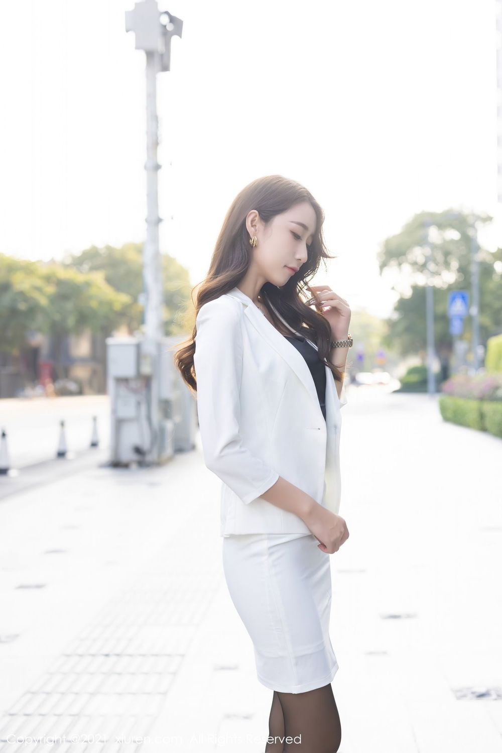 秀人网美女模特萌白酱黑丝美腿职场OL制服系列经典性感写真