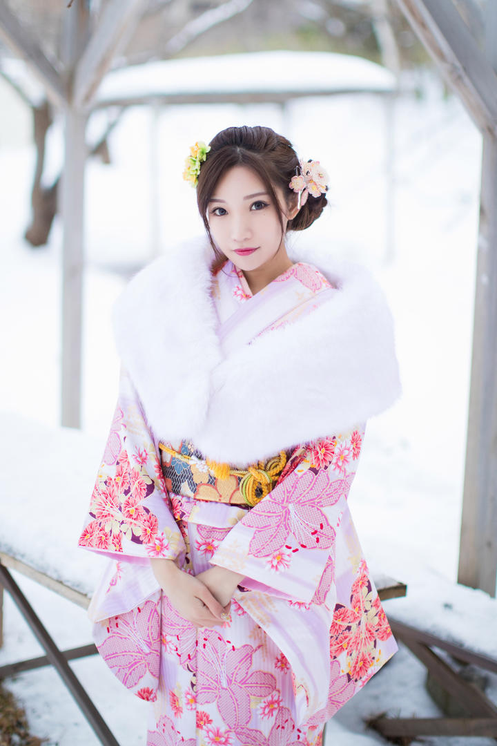 雪中的日本和服女生高清写真