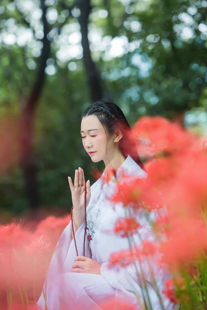 念经的古装美女人体艺术摄影写真图片