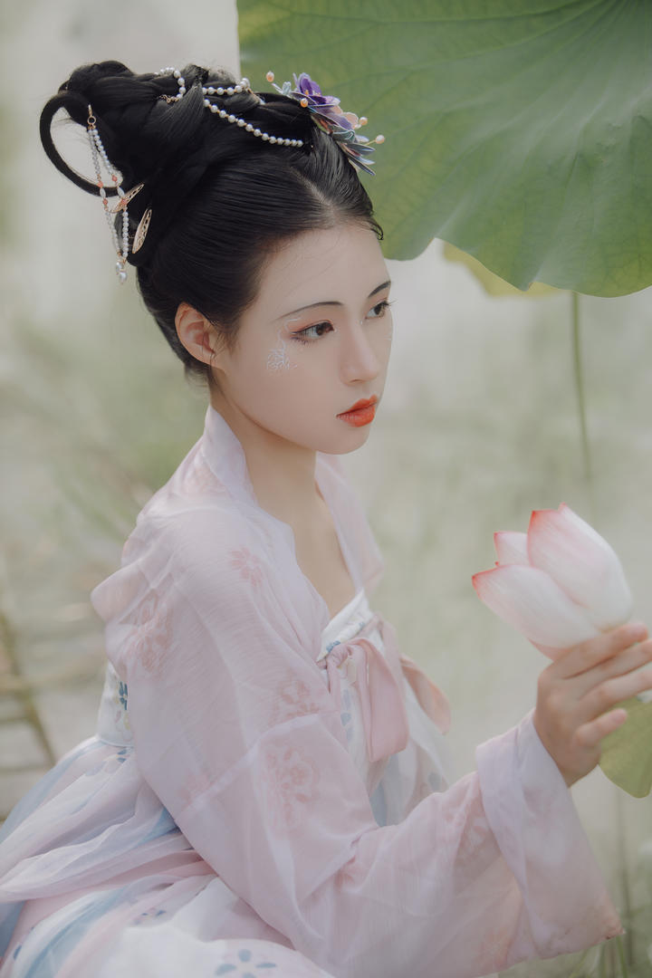 采摘荷花的中国高清古装汉服美女唯美艺术照图片