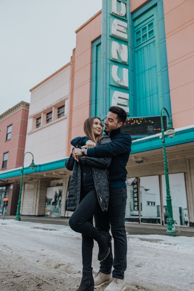 街头恩爱情侣图片