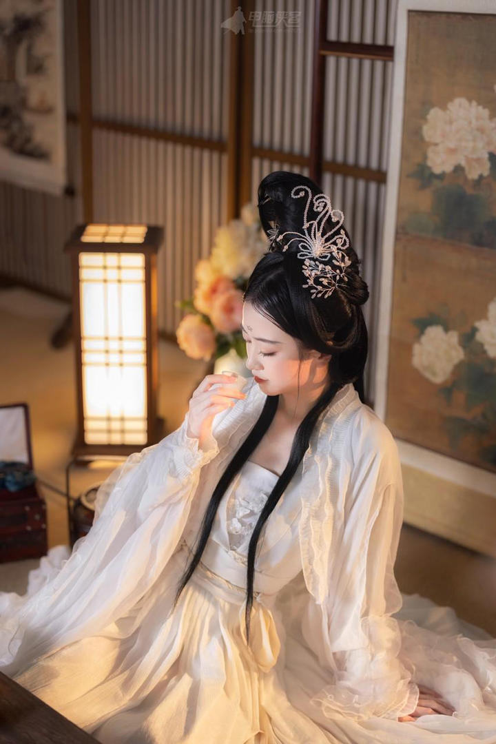 喝酒的白色汉服古装美女图片