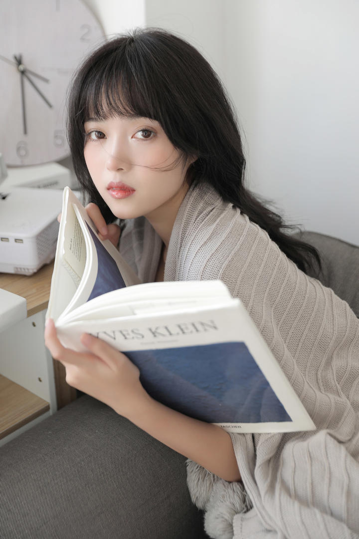 看书的清纯女孩图片