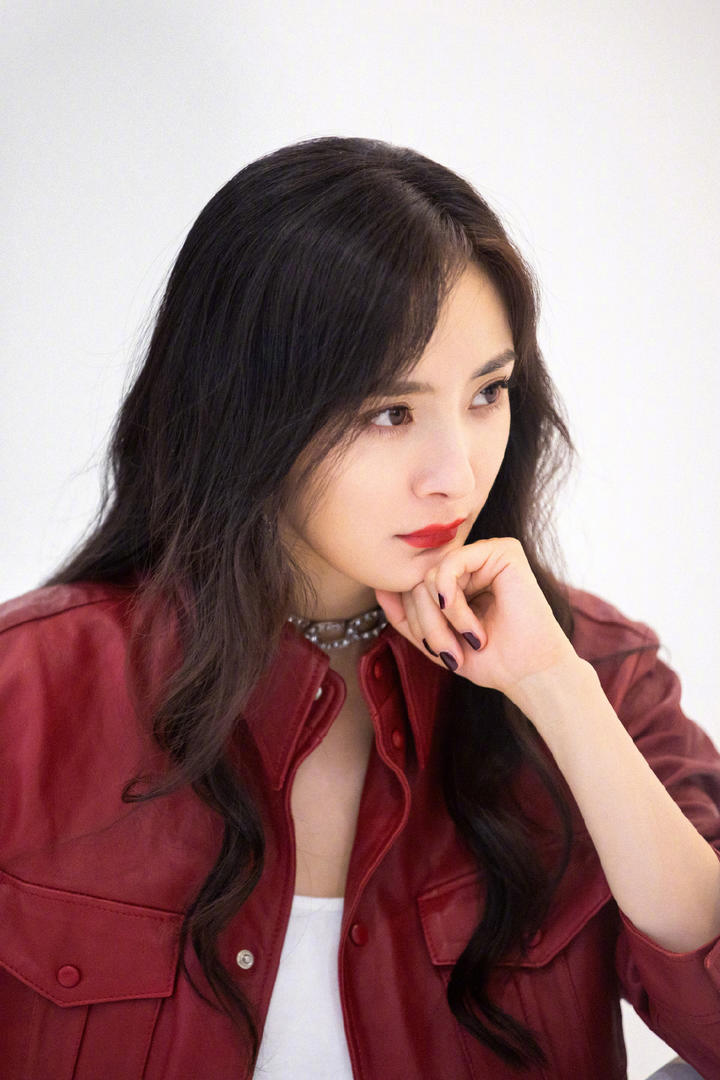 杨幂红色皮衣冷酷气质写真图片