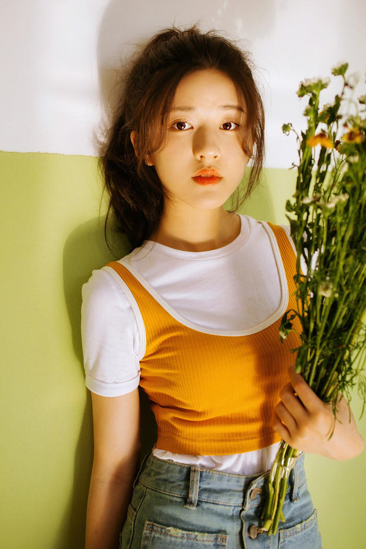 拿着鲜花的清纯小美女