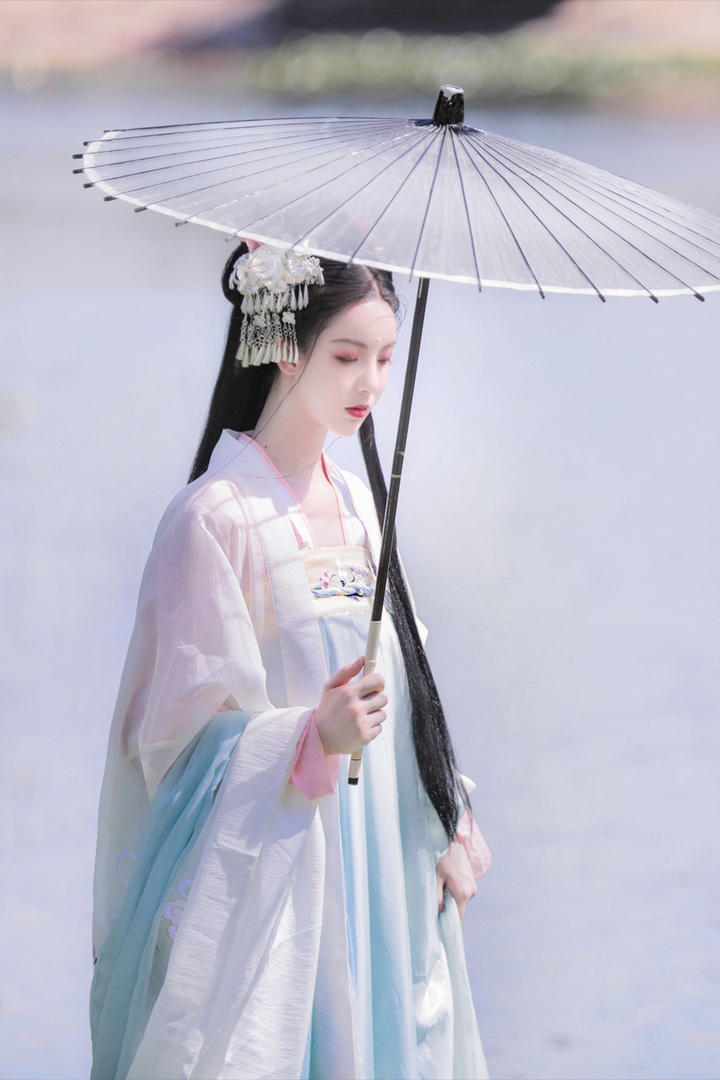 打太阳伞的古装美女艺术写真图片