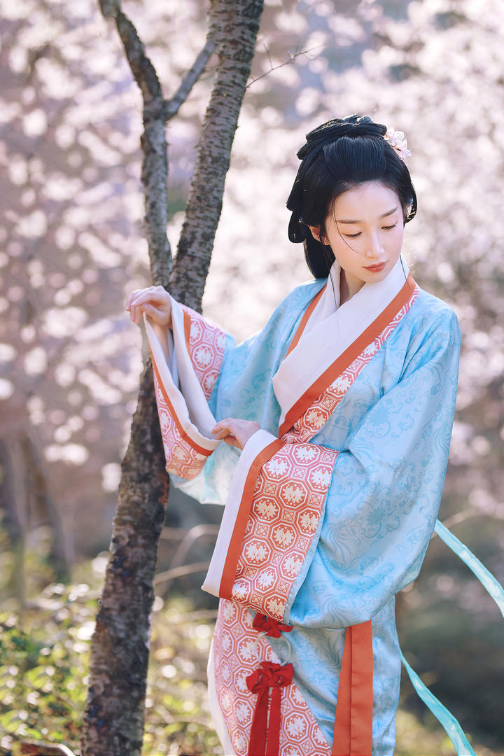 樱花树林汉服古装美女艺术写真摄影图片集下载