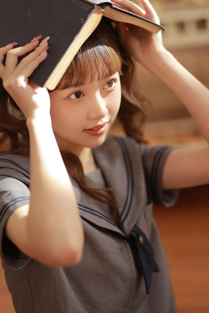 穿校服的天然清纯可爱美女学生高清写真图片