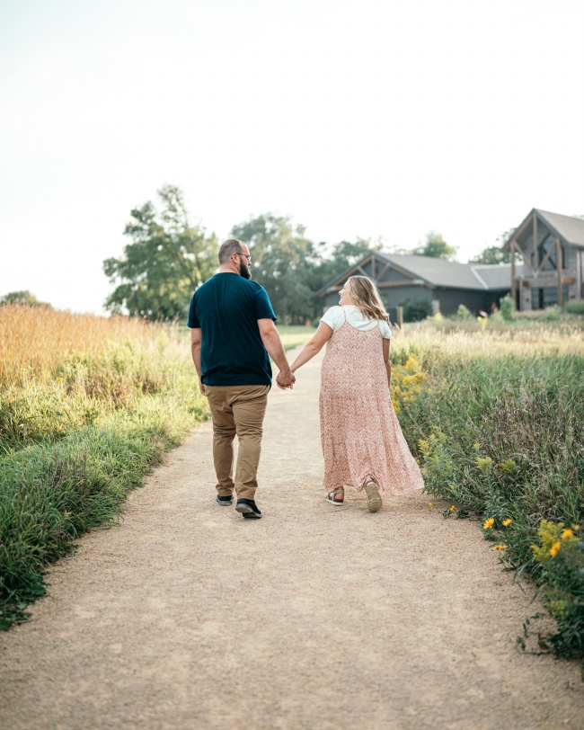 手牵手微胖情侣图片