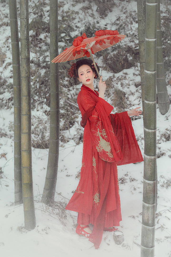 雪地里古典古装美女艺术摄影图片