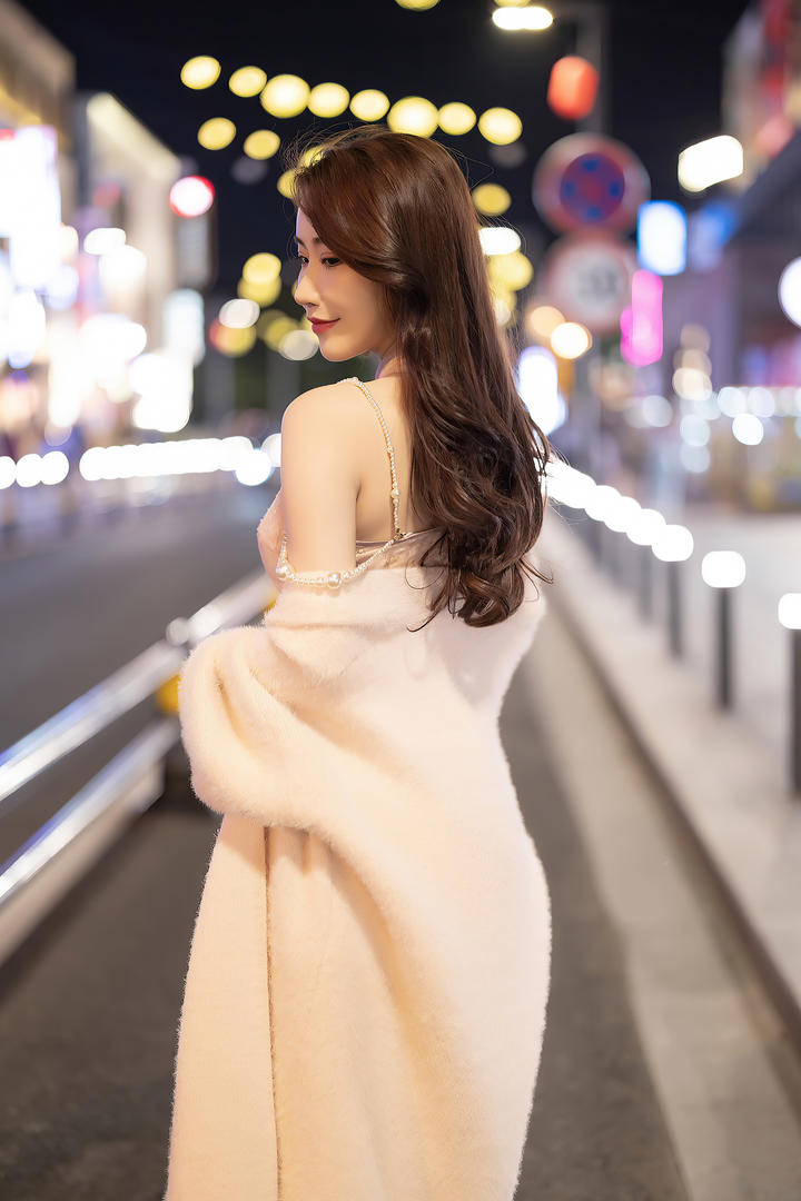 街拍美女绯月樱穿着白色毛绒外套图片